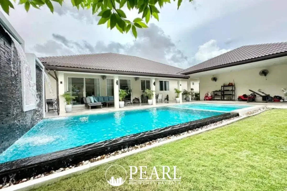 6 Bedroom House for Sale in Garden Ville 6 front entrance
