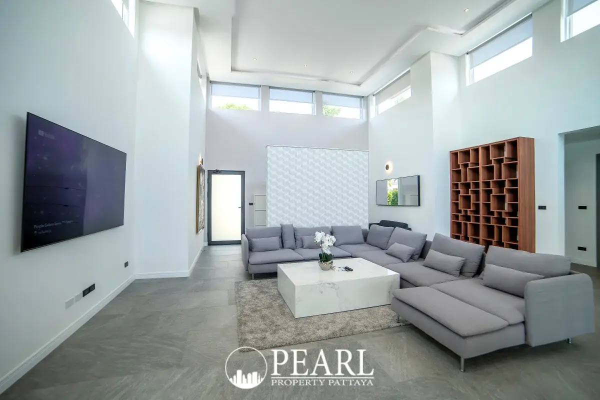 6 Bedroom House for Sale in Central Pattaya modern kitchen with island