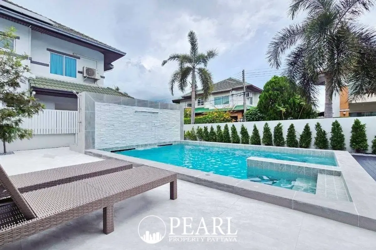 4 Bedroom House for Sale in Green Field Villas 1 spacious living room