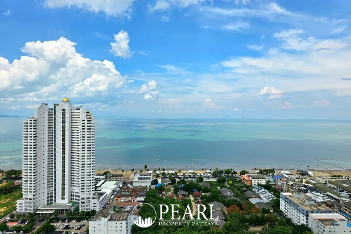 1 Bedroom Condo for Sale in The Riviera Jomtien modern kitchen with appliances