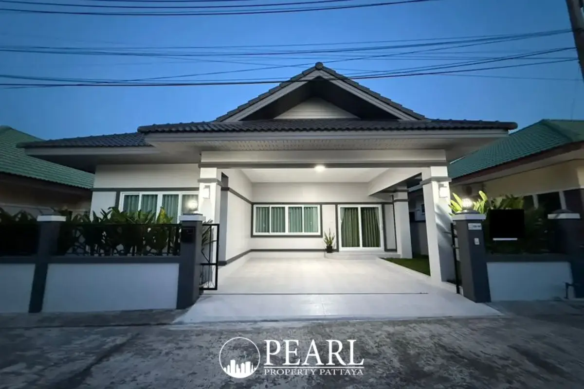 3 Bedroom House for Sale in East Pattaya exterior view with garden