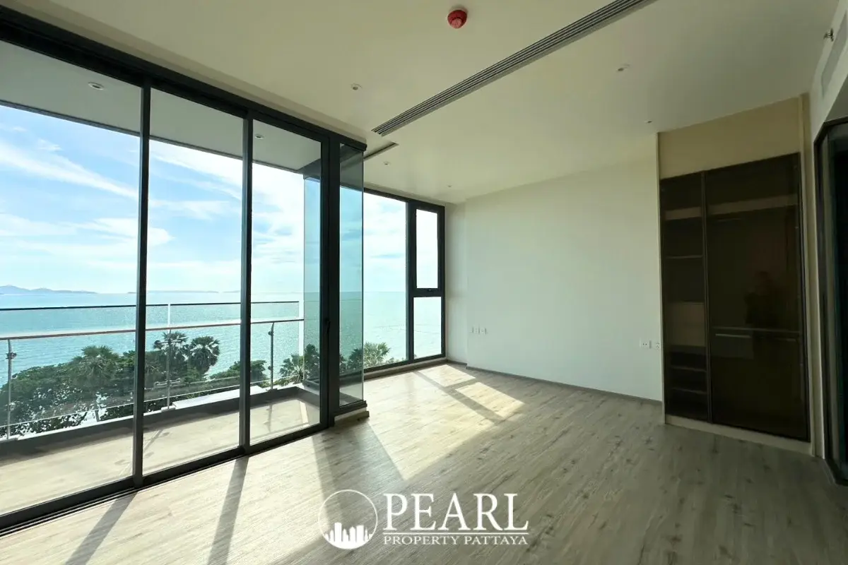 1 Bedroom Condo for Sale in Arom Wongamat spacious bedroom with sea view
