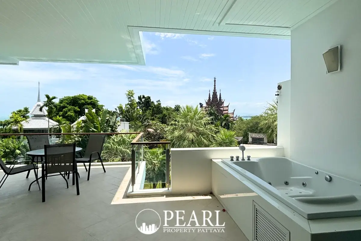 2 Bedroom Condo for Sale in The Sanctuary Wongamat master bedroom with en-suite bathroom