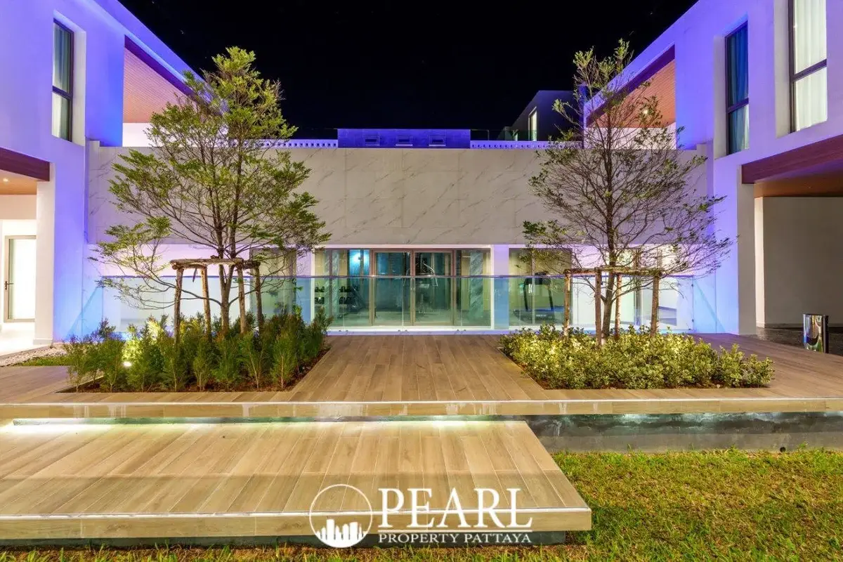 6 Bedroom House for Sale in East Pattaya spacious living room