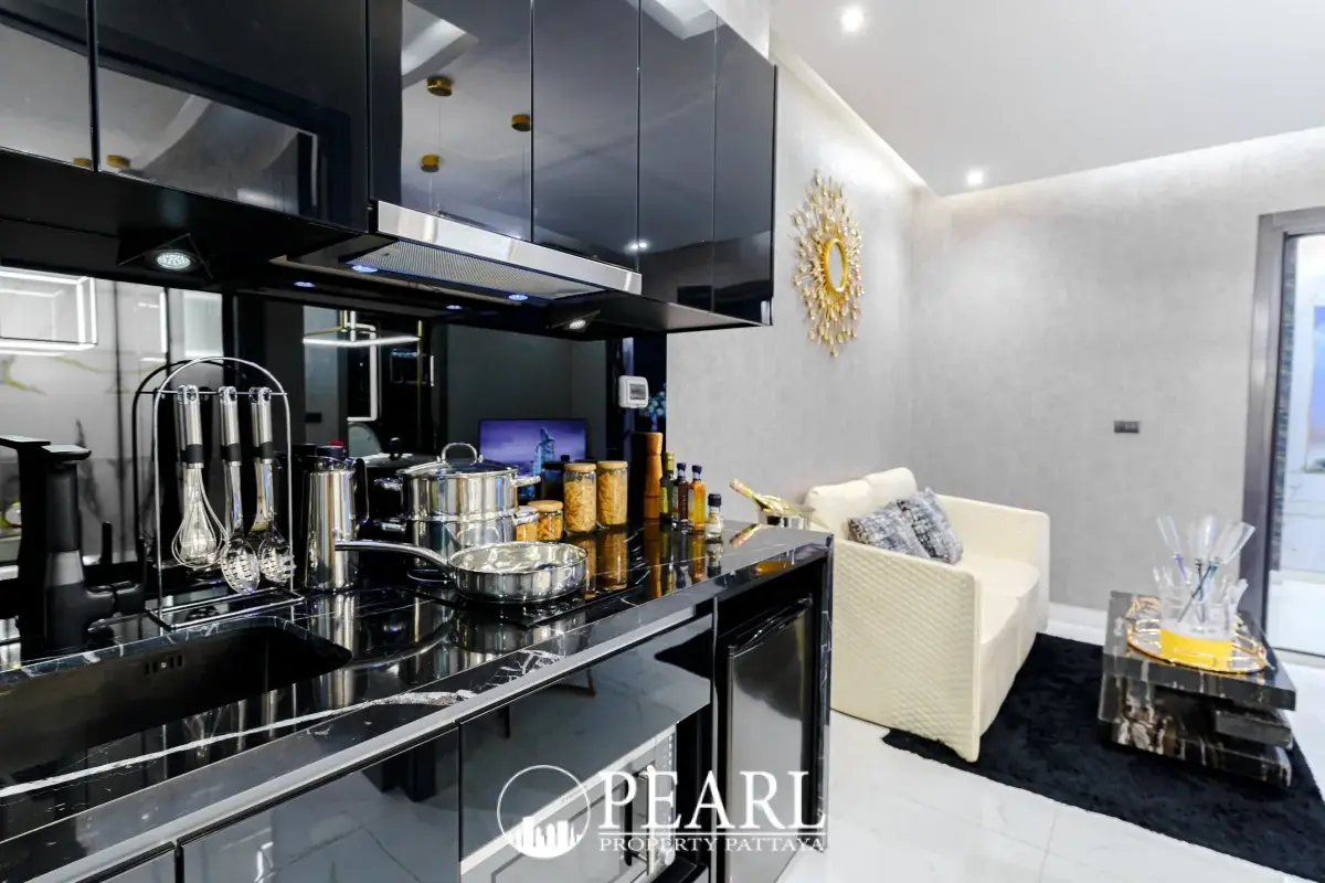 1 Bedroom Condo for Sale at Grand Solaire Pattaya sleek kitchen and dining area