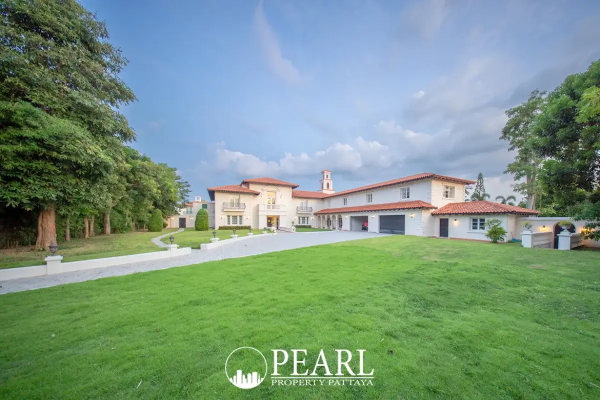 6 Bedroom House for Sale in Bamboo Luxury Villa spacious living room with modern furniture