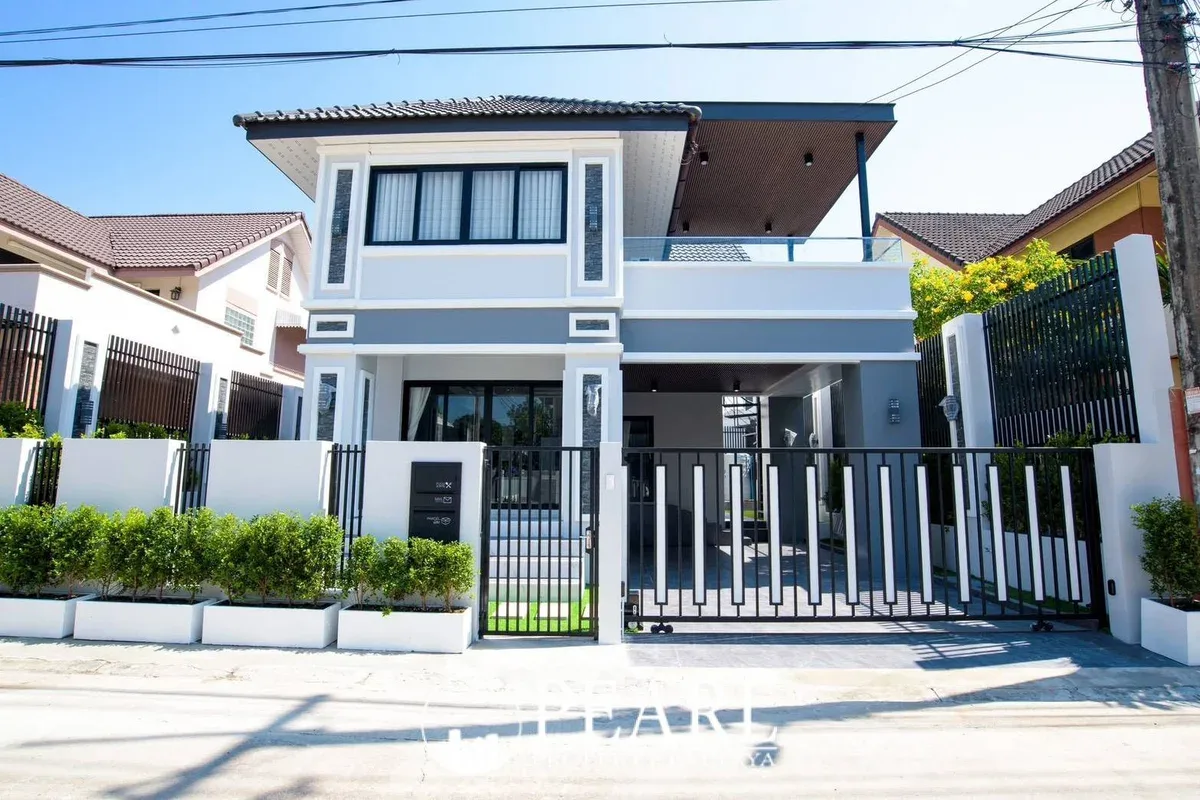 4 Bedroom House for Sale in Central Park 2 Pattaya spacious living room