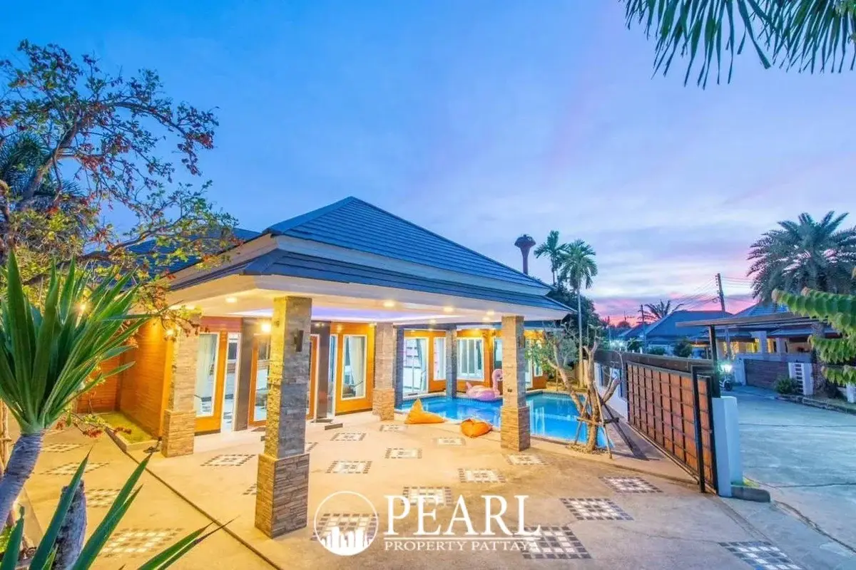 4 Bedroom House for Sale in Bang Lamung private swimming pool