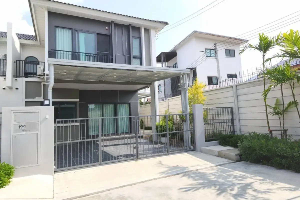 4 Bedroom House for Rent at Supalai Palm Ville Sukhumvit - Rongpo - modern two-story house exterior with carport and front gate.