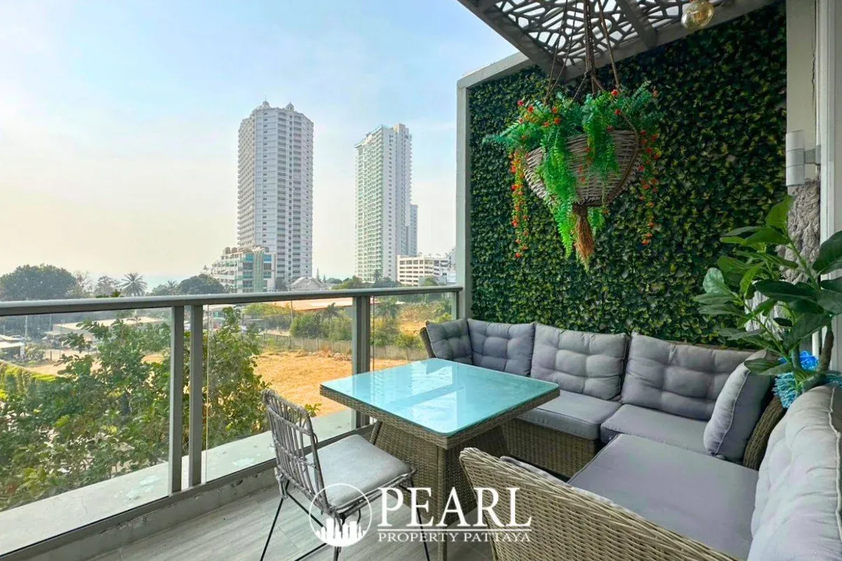 1 Bedroom Condo for Sale in The Riviera Wongamat bedroom with king-size bed