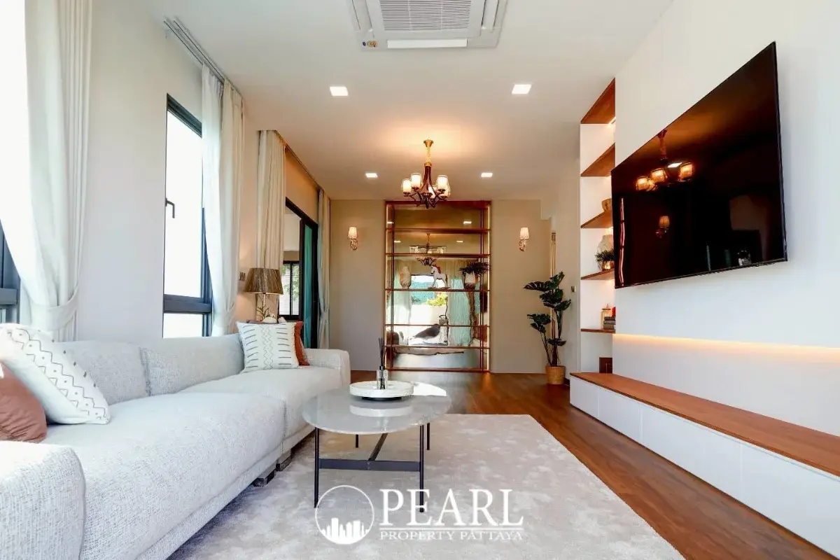 4 Bedroom House for Sale in Spring Town Pool Villa Pattaya master bedroom with balcony