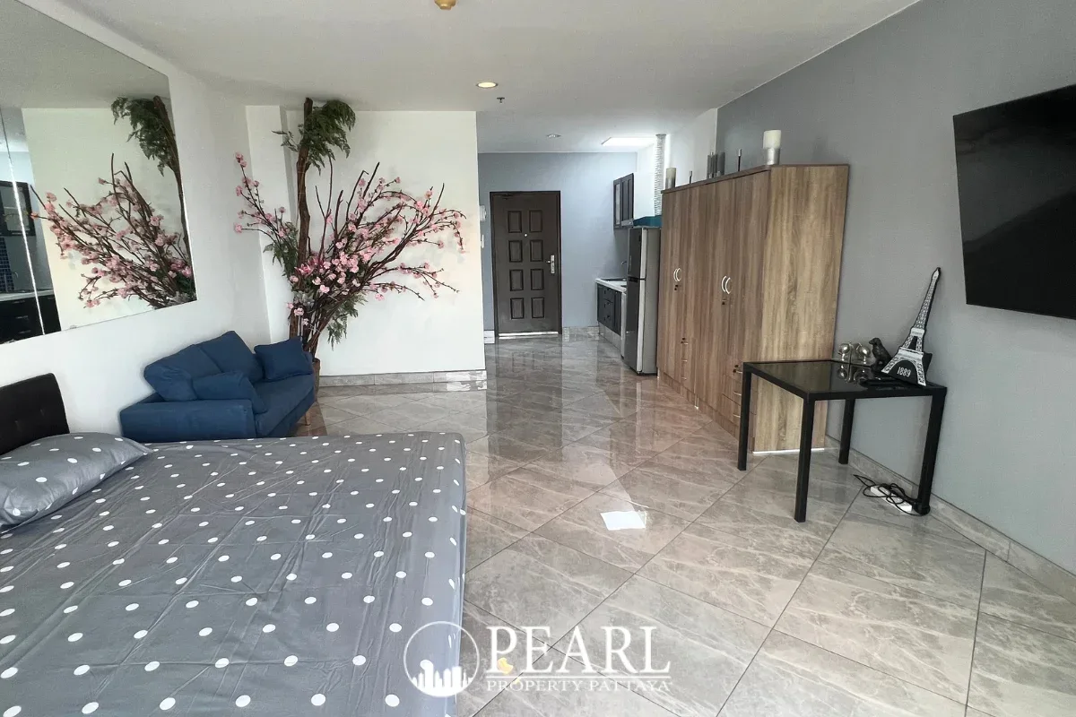 1 Bedroom Condo for Sale in View Talay 7 balcony with sea view