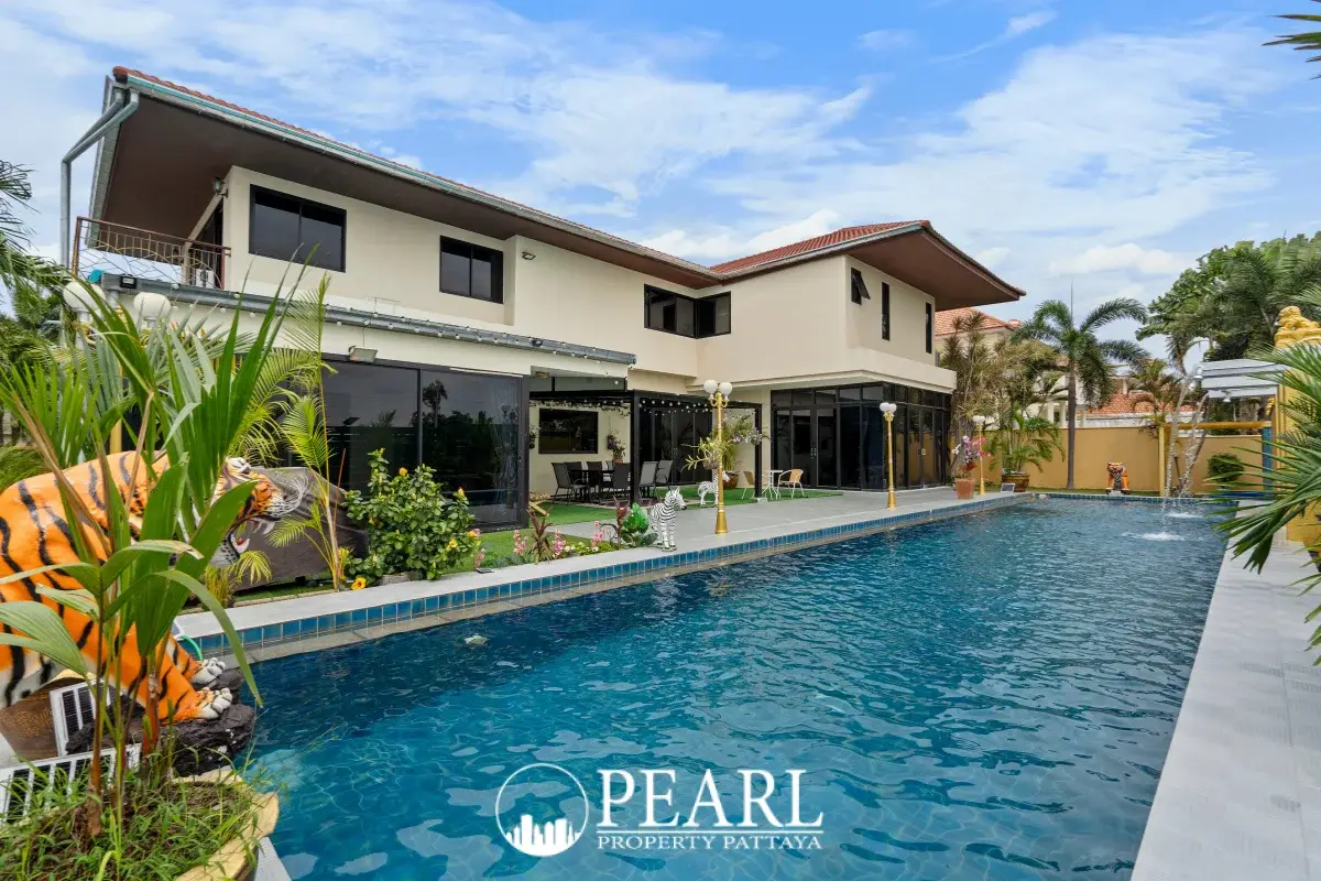 5 Bedroom House for Sale in Pattaya Paradise Village 2 spacious living room