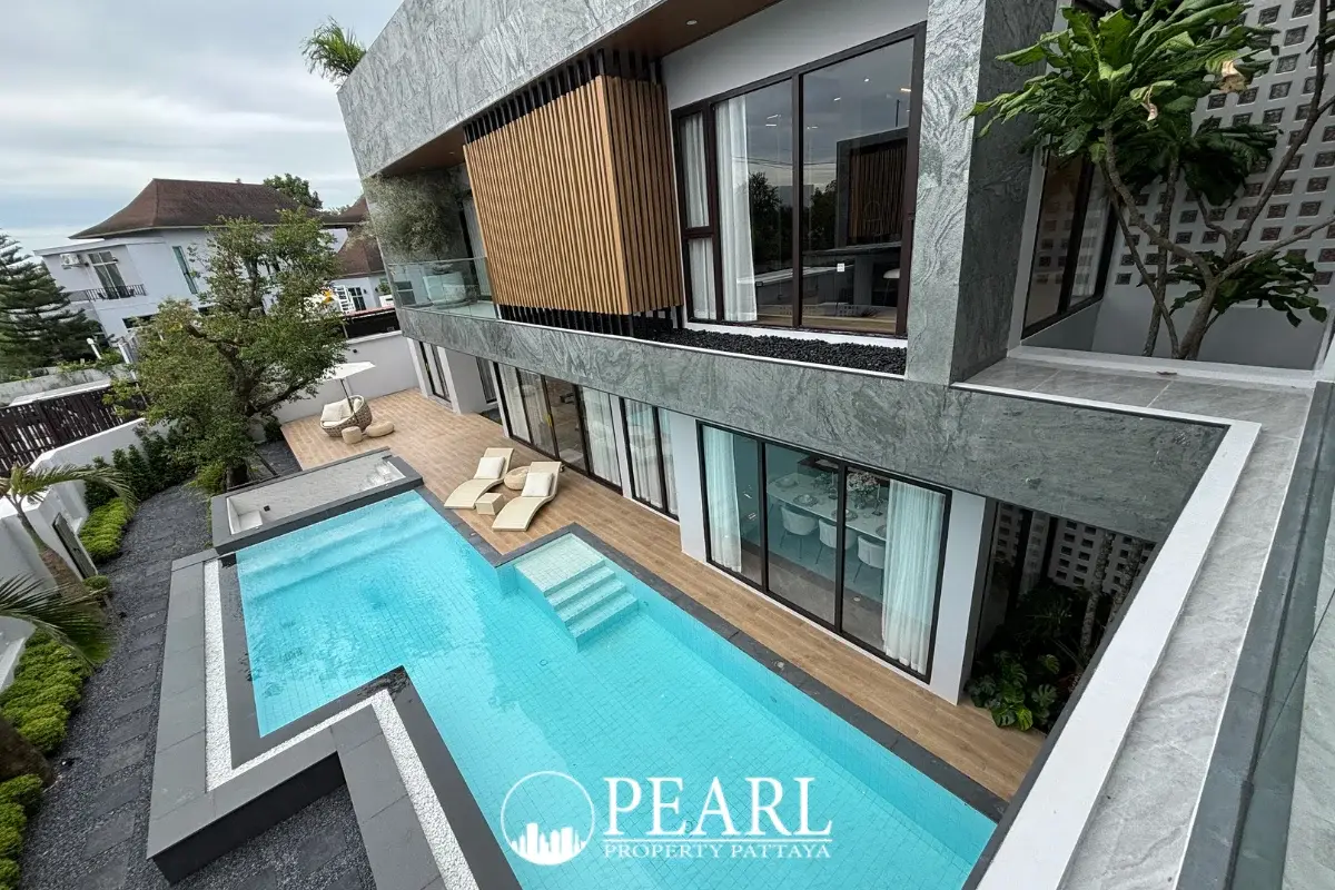 4 Bedroom House for Sale in Tree Villa modern kitchen with island