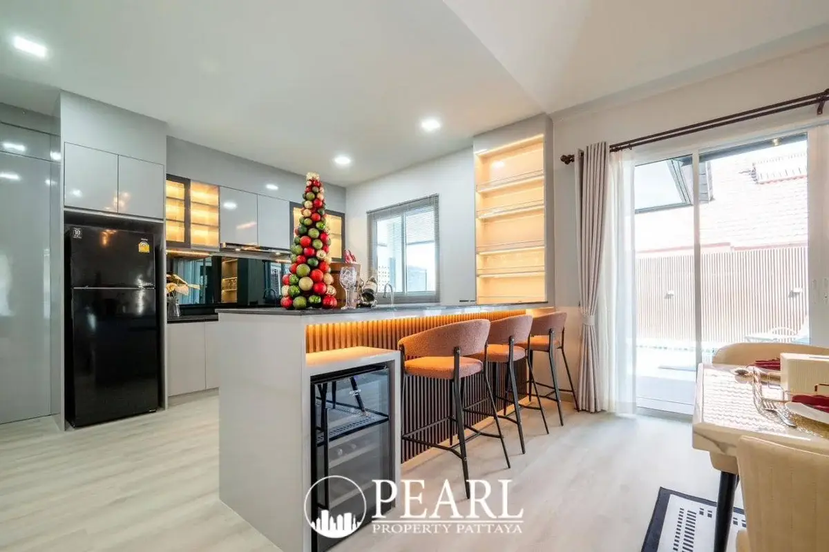 4 Bedroom House for Sale in L Pattaya spacious living room