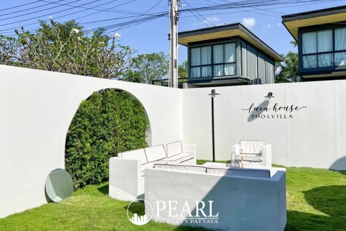 4 Bedroom House for Sale in Pattaya spacious living room