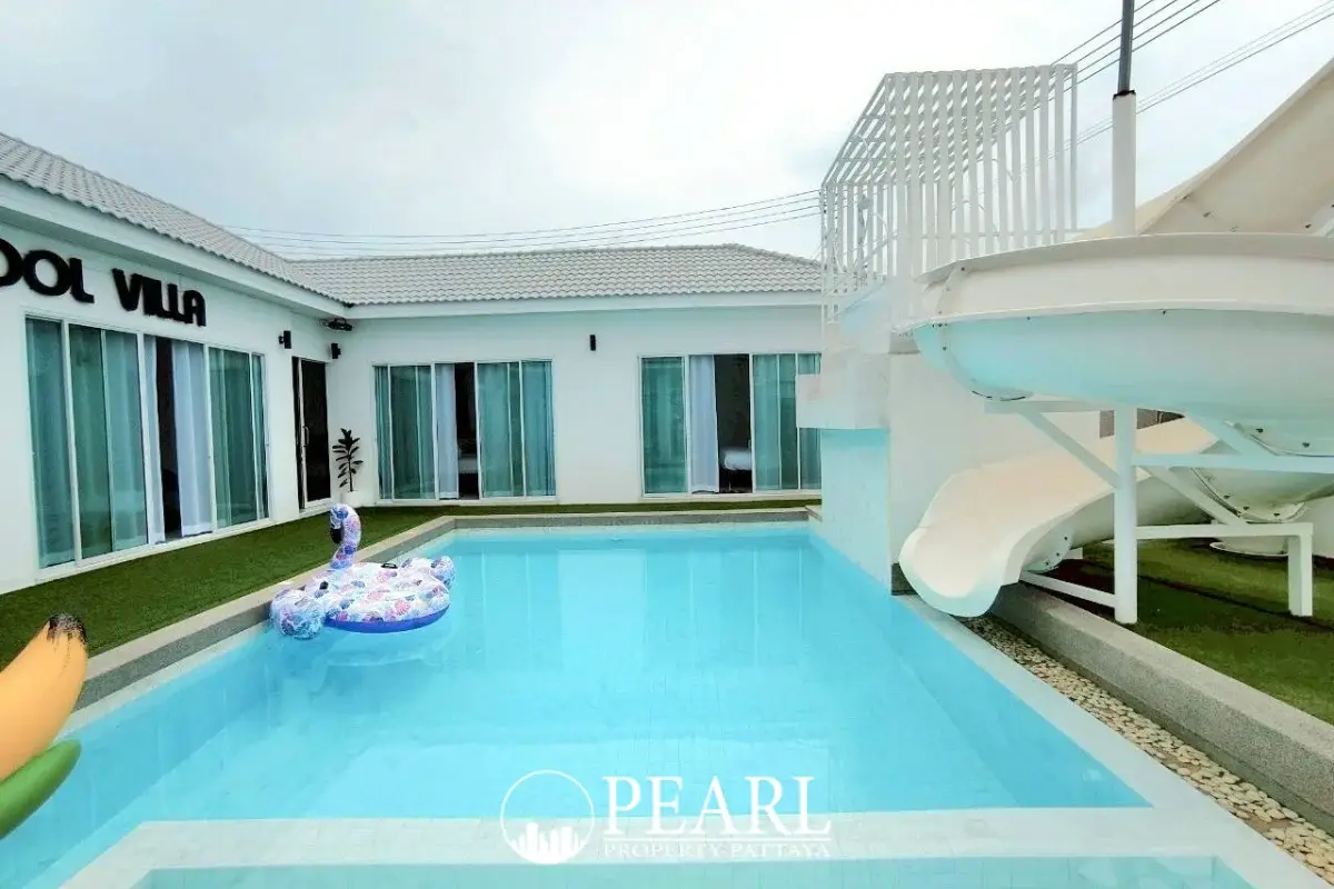 5 Bedroom House for Sale in Huay Yai spacious living room
