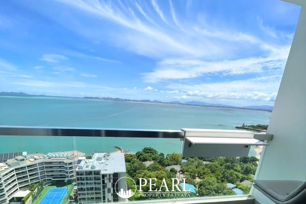 1 Bedroom Condo for Sale at Palm Wongamat spacious bedroom with king-size bed