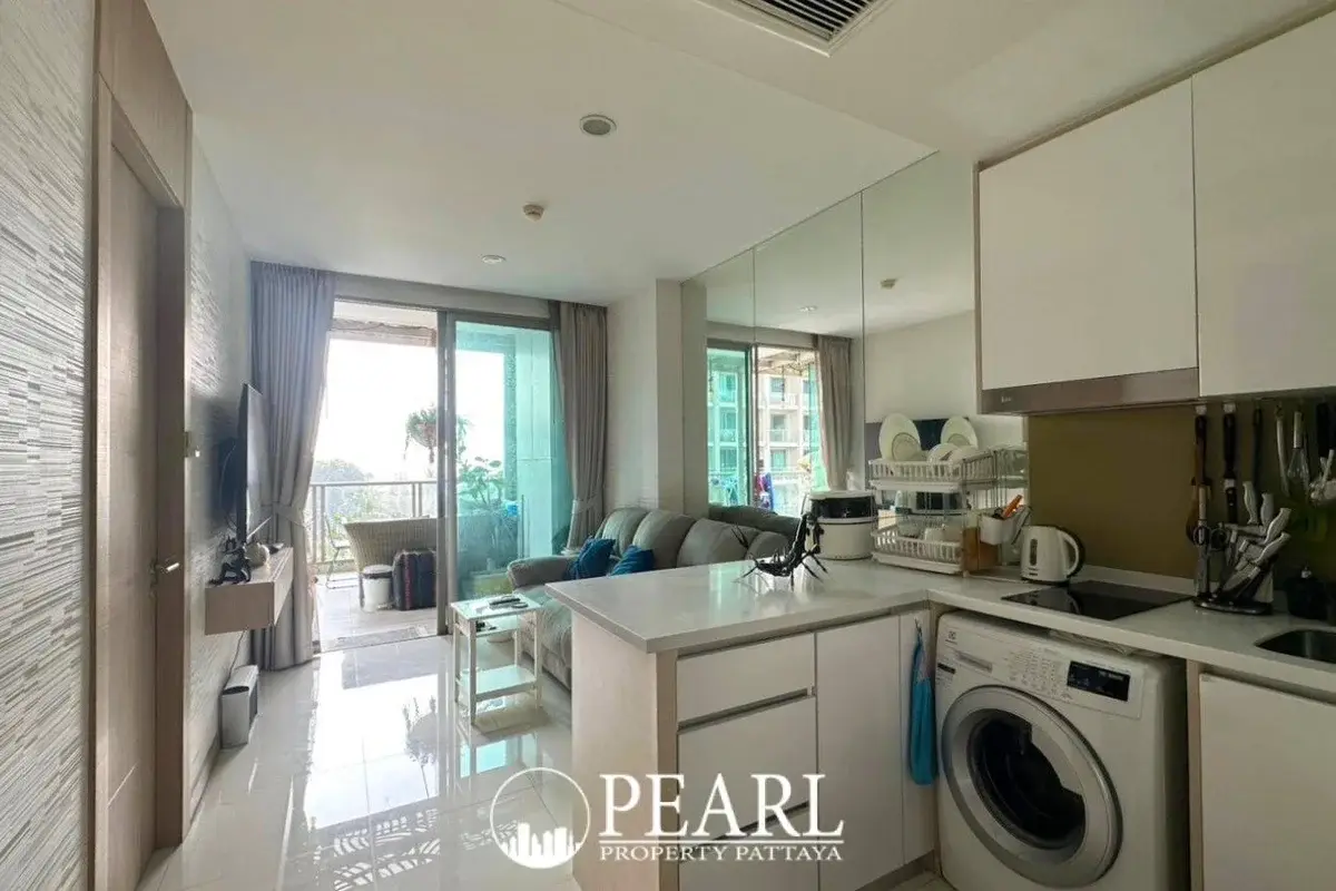 1 Bedroom Condo for Sale in The Riviera Wongamat modern bathroom with shower