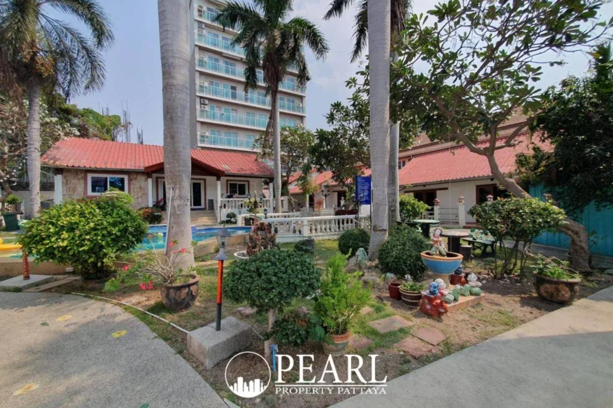 12 Bedroom House for Sale in Central Pattaya master bedroom with ensuite