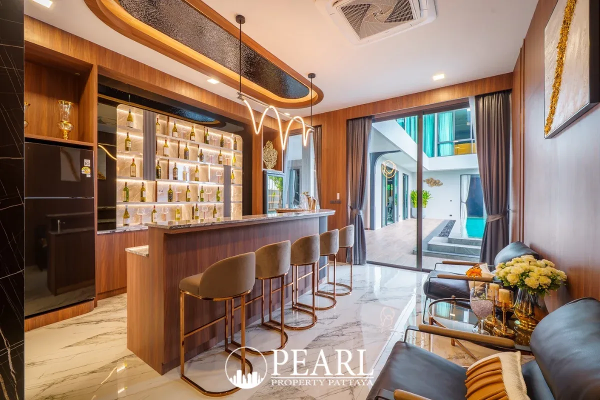 6 Bedroom House for Sale in M Mountain Grand Villa master bedroom