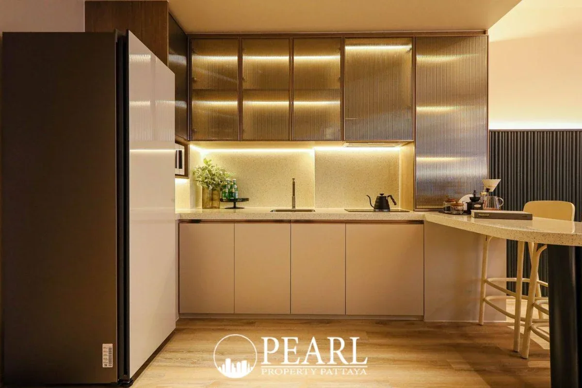 1 Bedroom Condo for Sale in Arom Jomtien fully equipped kitchen with dining area