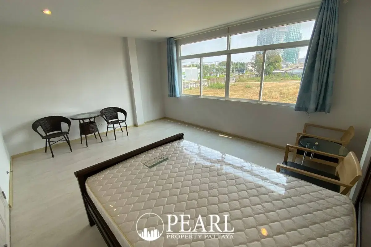 4 Bedroom Townhouse for Sale at The Gallery Condominium master bedroom with ensuite