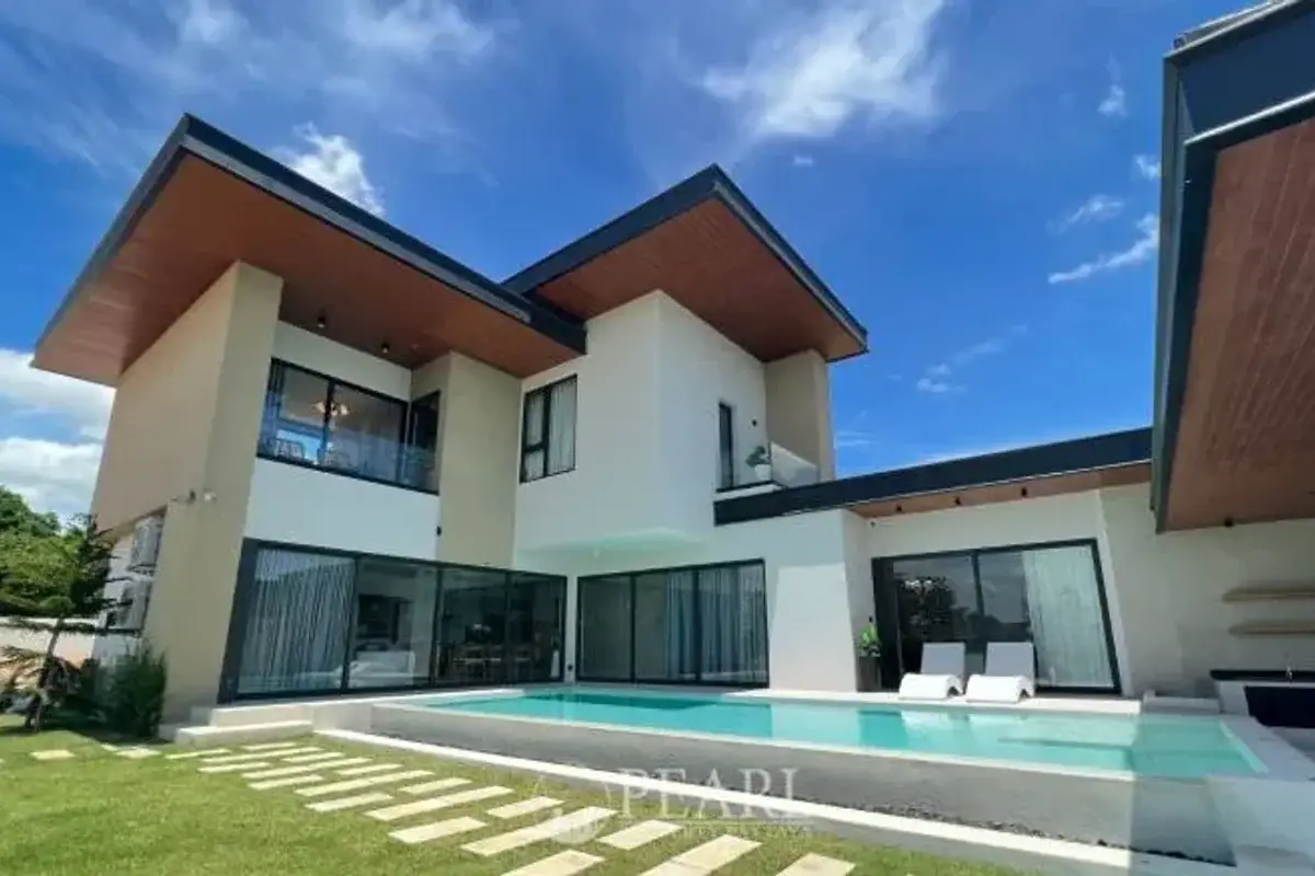 4 Bedroom Villa for Sale in Nong Pla Lai modern swimming pool with sun loungers