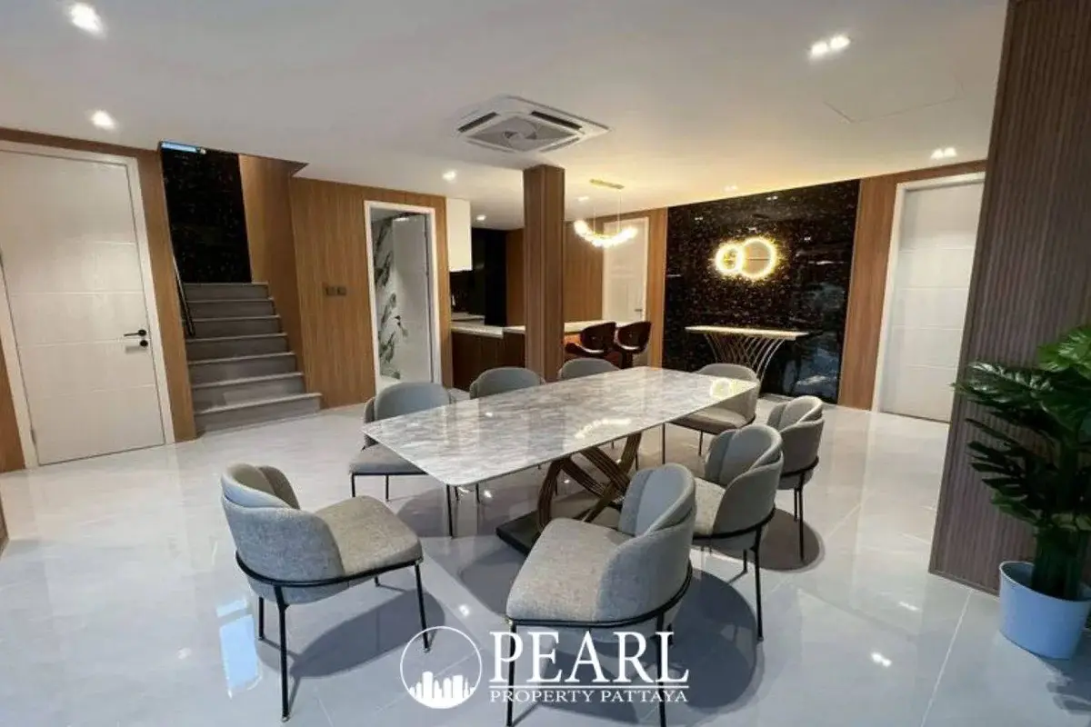 7 Bedroom House for Sale in View Point Village private swimming pool