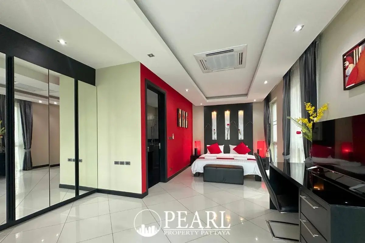 5 Bedroom House for Sale in Palm Oasis Villas spacious living room