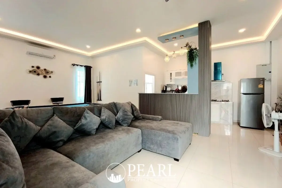 5 Bedroom House for Sale in Majestic Residence master bedroom with ensuite