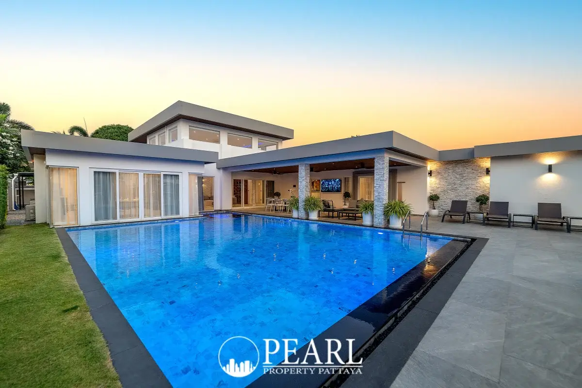6 Bedroom House for Sale in Central Pattaya exterior front view