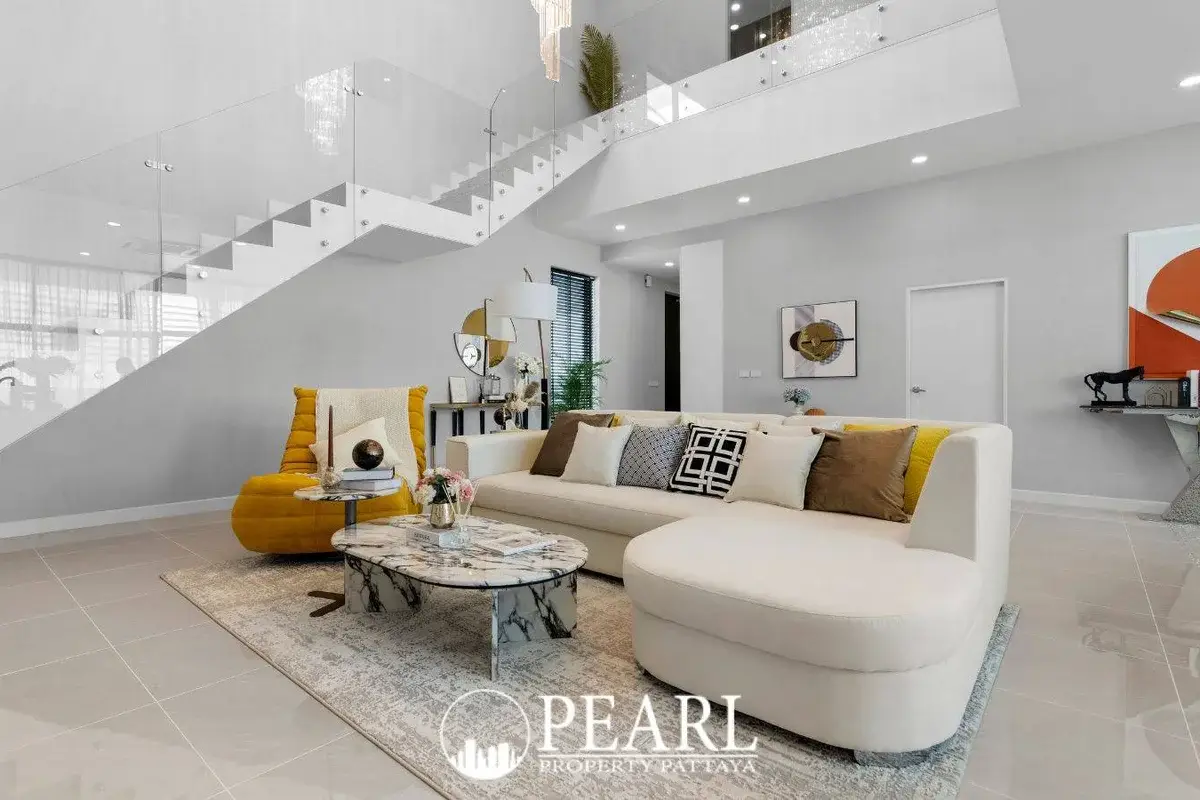 4 Bedroom House for Sale in Thamber Private Pool Villa private swimming pool with sun loungers