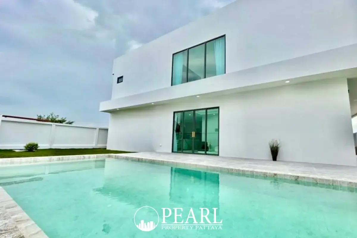 5 Bedroom House for Sale in Grand Breeze Luxury Pool Villas Pattaya modern kitchen with island