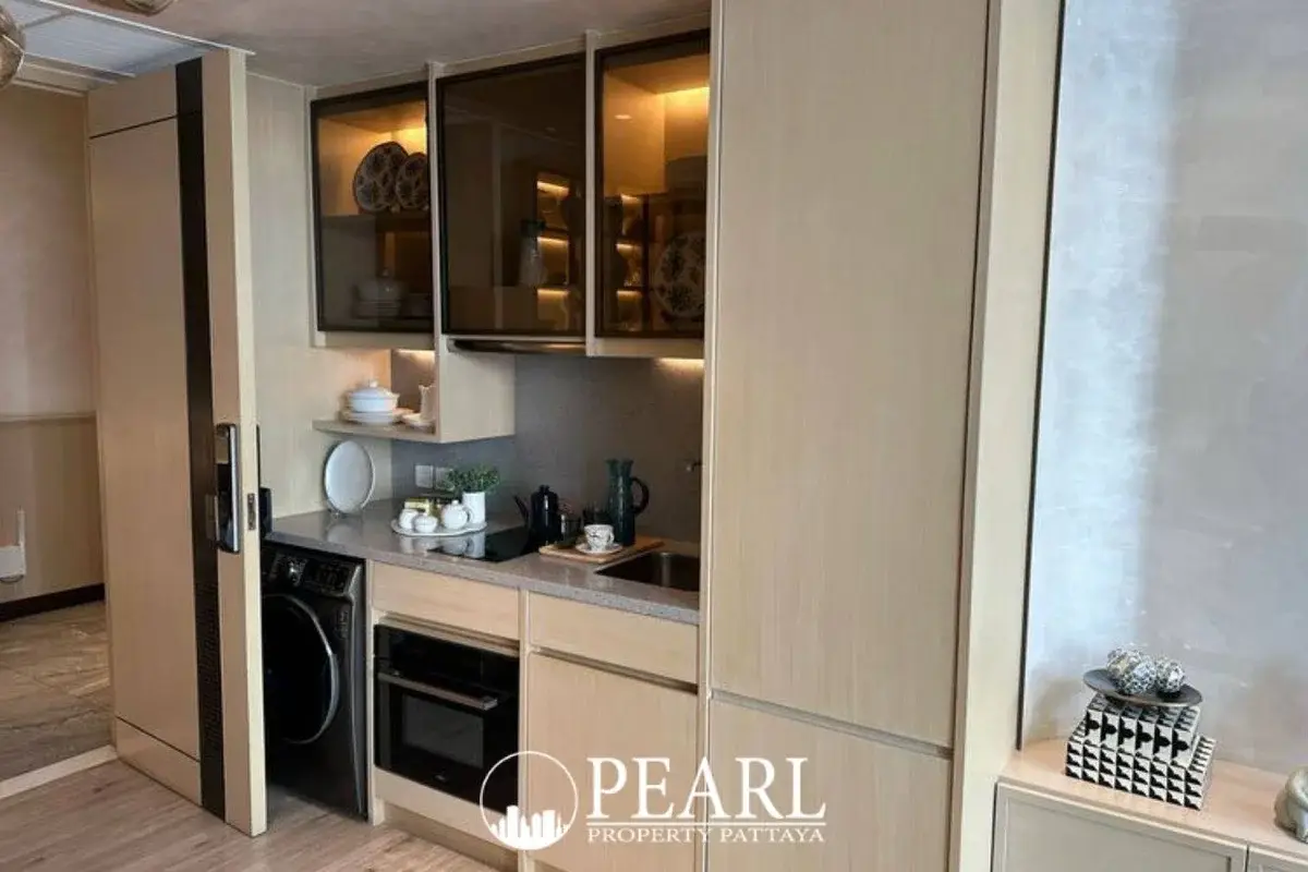 1 Bedroom Condo for Sale in Arom Wongamat modern kitchen