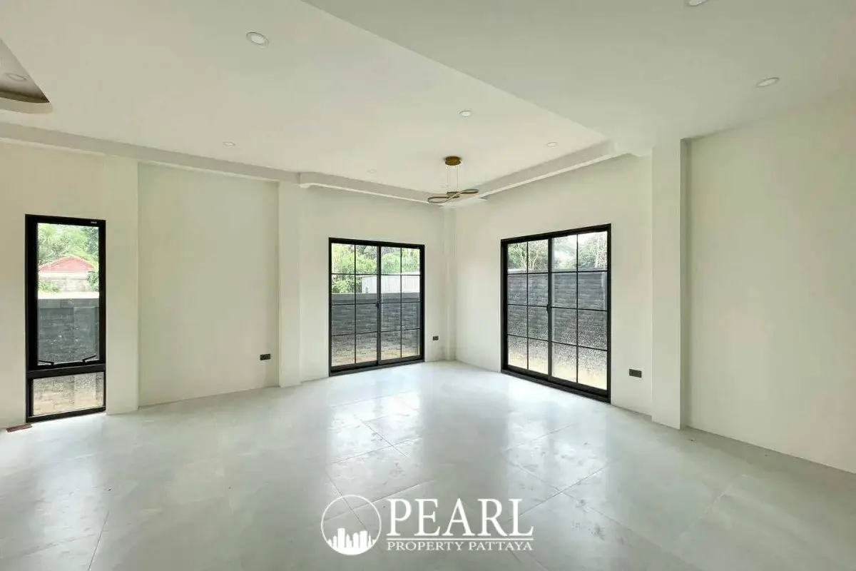 3 Bedroom House for Sale in Serene Home spacious living room