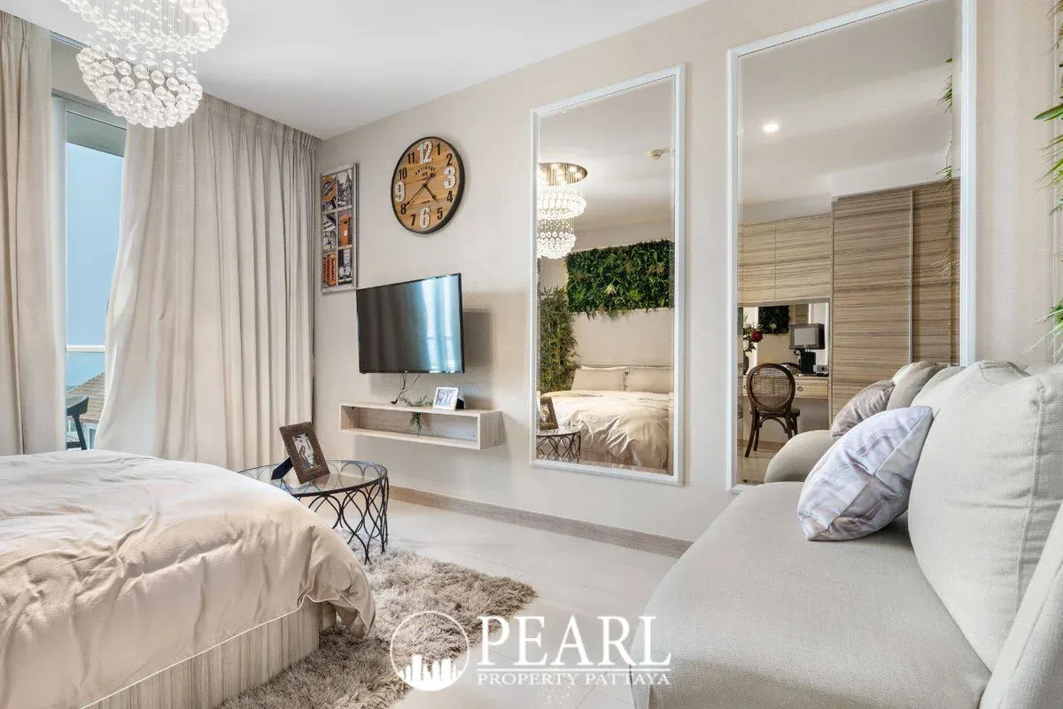 1 Bedroom Condo for Sale in The Riviera Jomtien balcony overlooking the city