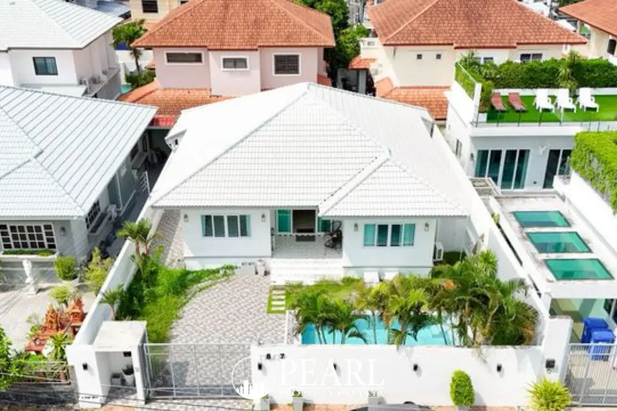 5 Bedroom House for Sale in View Point Village front exterior with garden