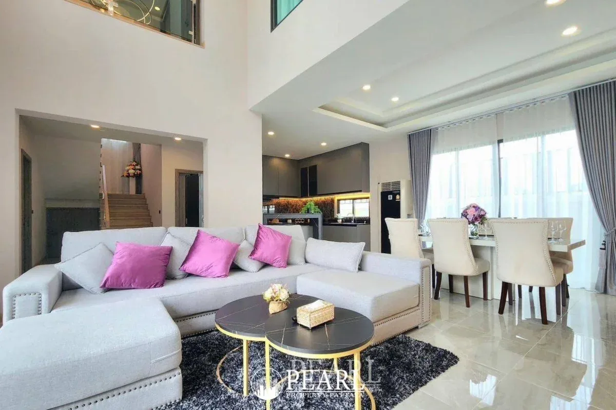 4 Bedroom House for Sale in Central Pattaya spacious living room