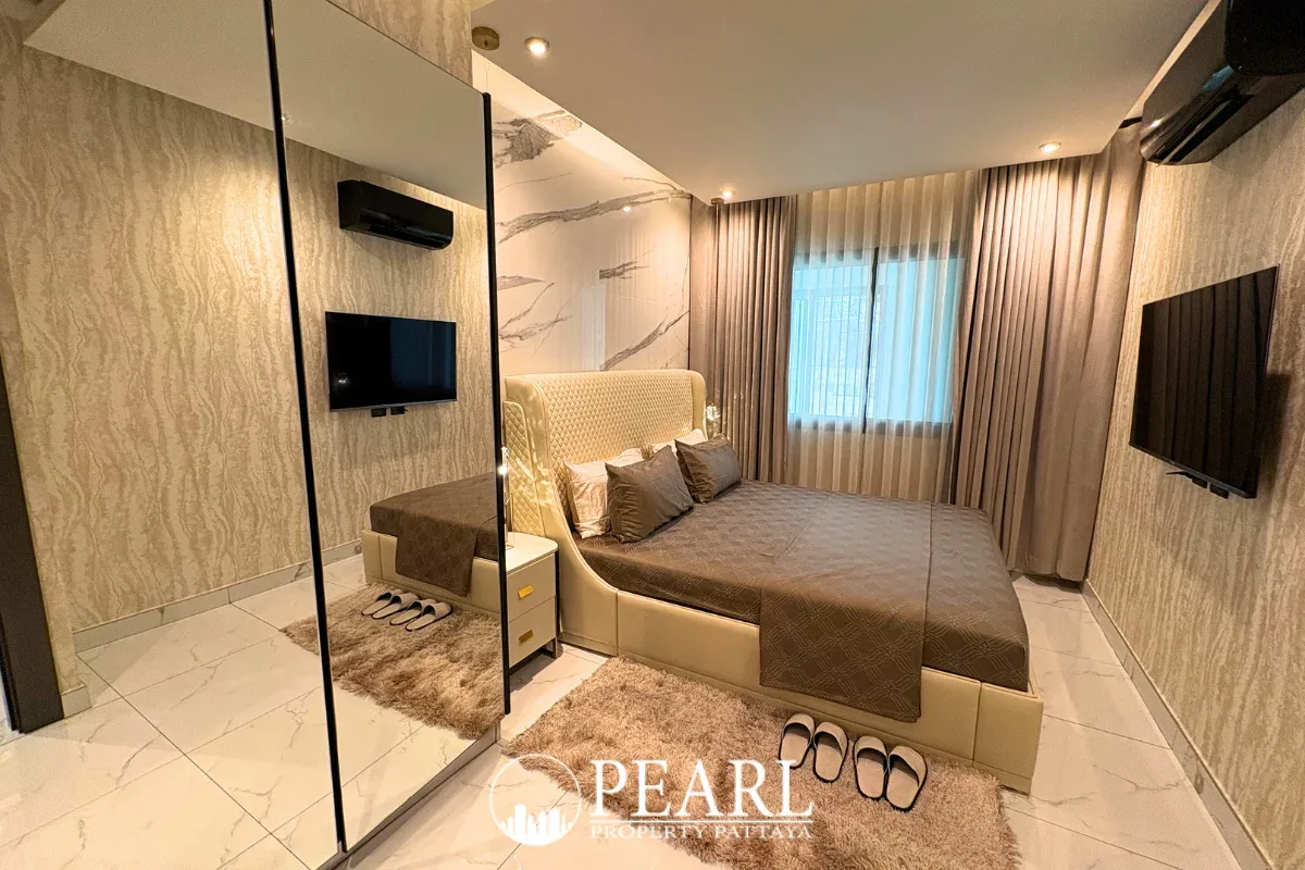 2 Bedroom Condo for Sale in Zenith Pattaya modern bathroom with walk-in shower