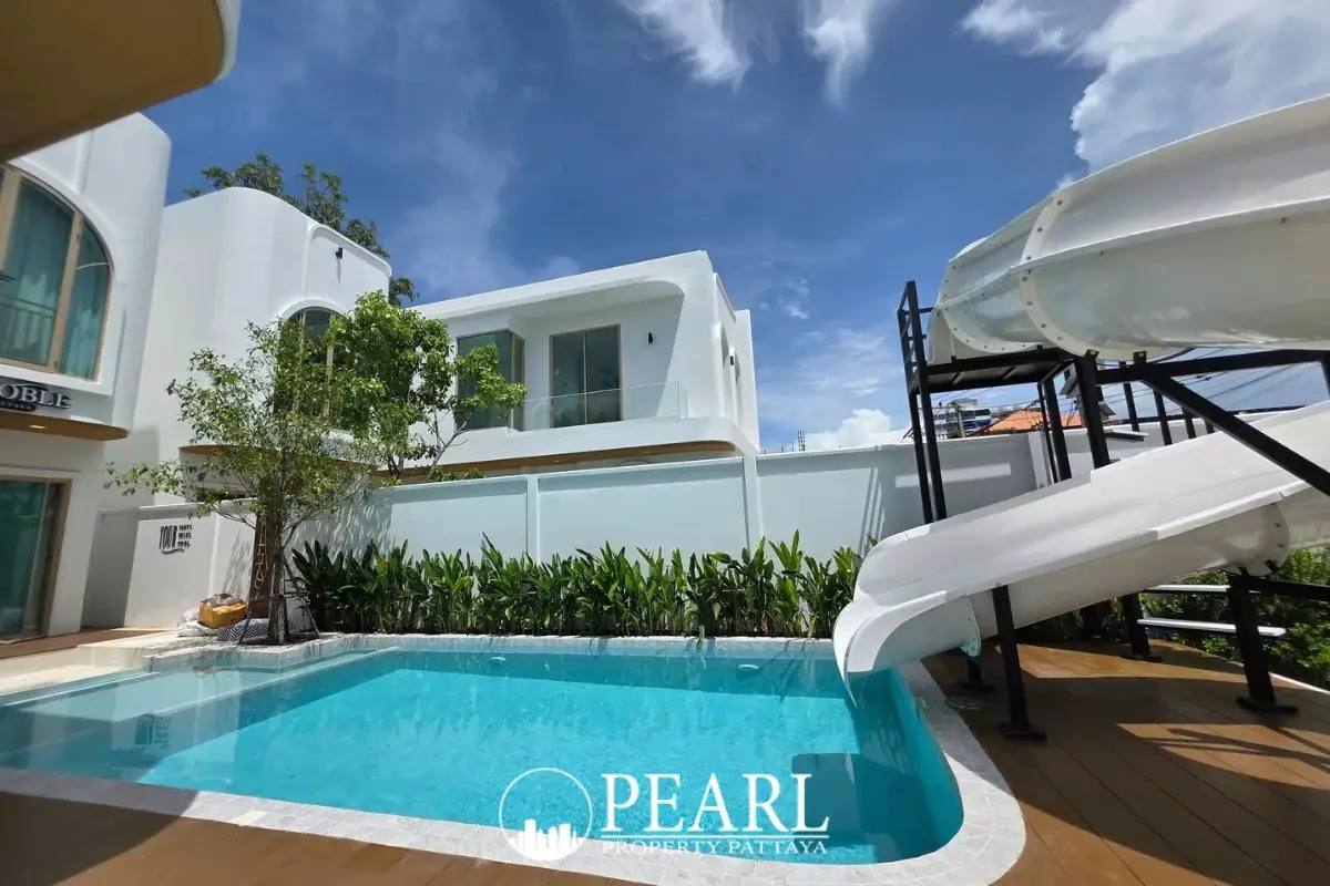 5 Bedroom House for Sale in Grand Breeze Luxury Pool Villas Pattaya private swimming pool