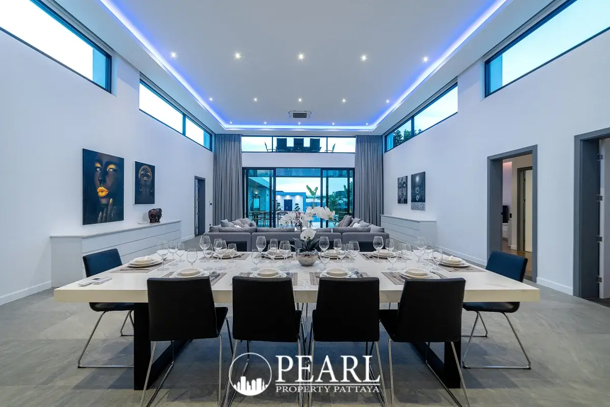 6 Bedroom House for Sale in Central Pattaya master bedroom