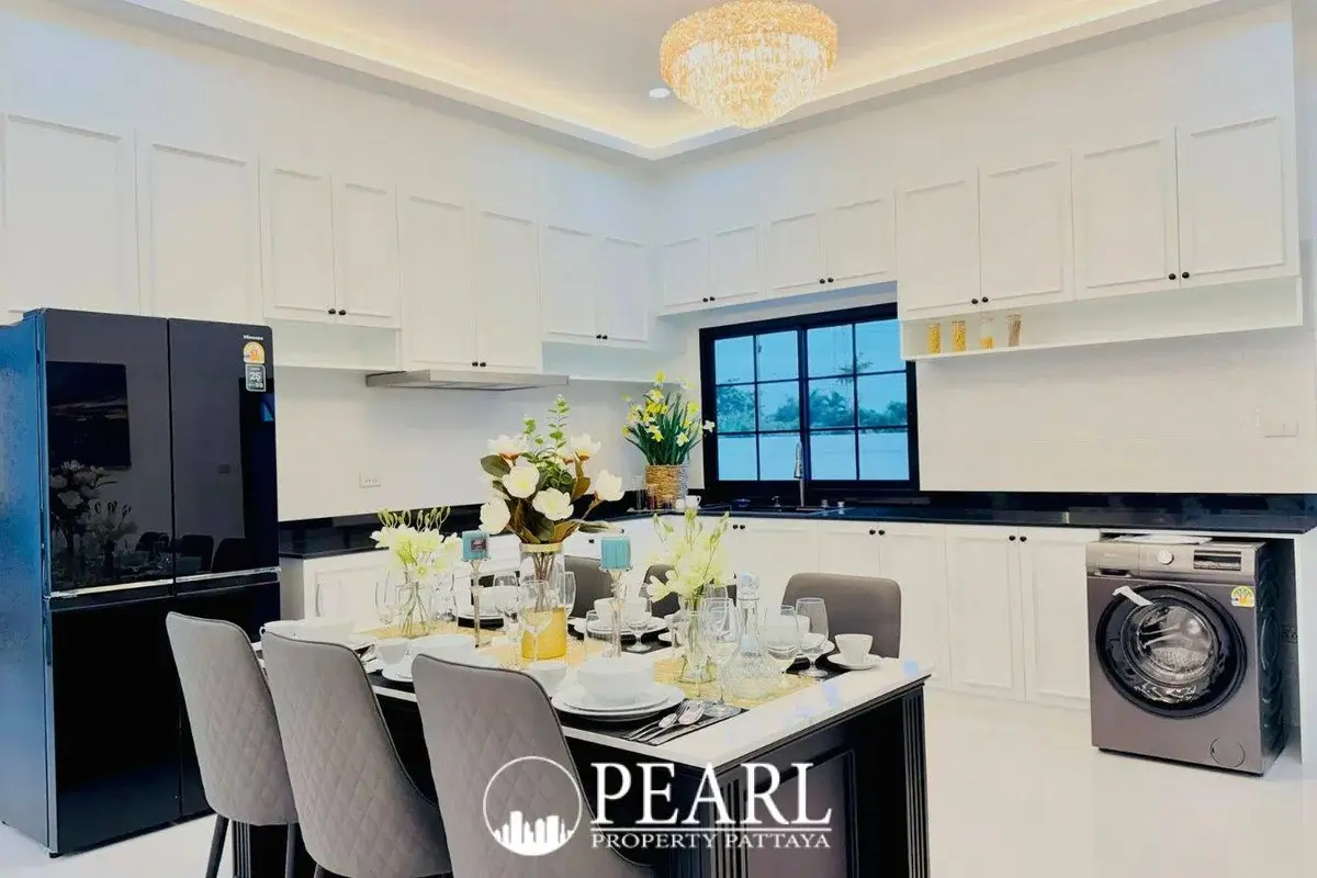 3 Bedroom House for Sale in TW. Garden Hill modern kitchen with appliances