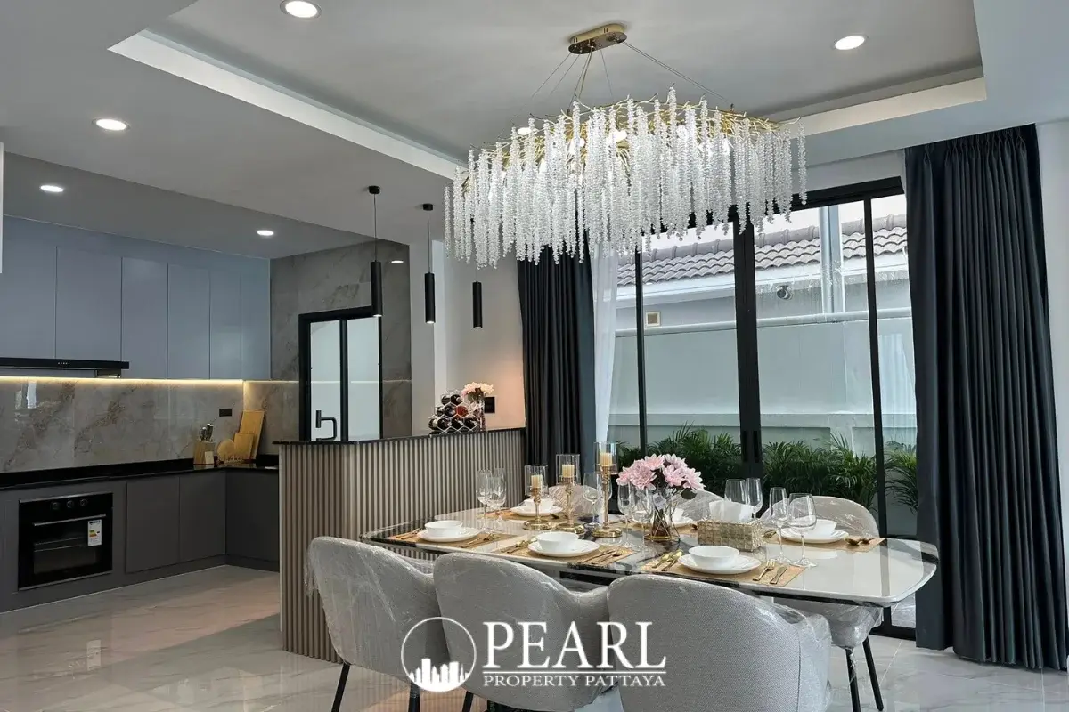 5 Bedroom House for Sale in Jomtien master bedroom with en-suite
