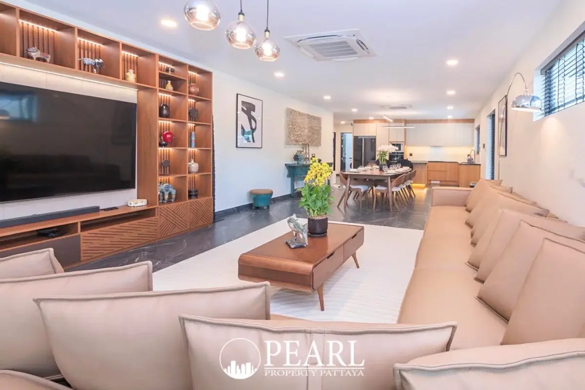 4 Bedroom House for Sale in L Pattaya master bedroom with en-suite