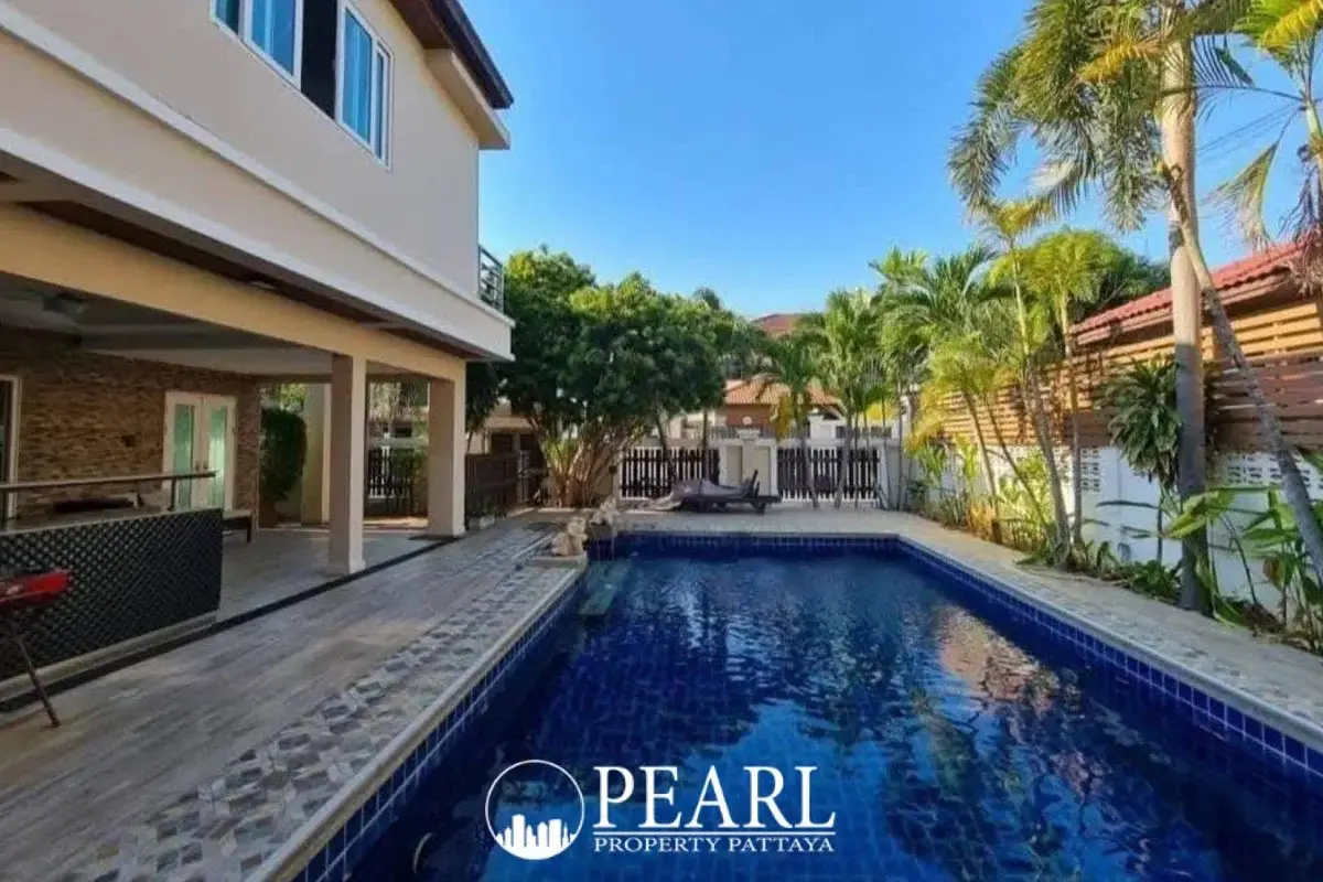 4 Bedroom House for Sale in Central Pattaya spacious living room