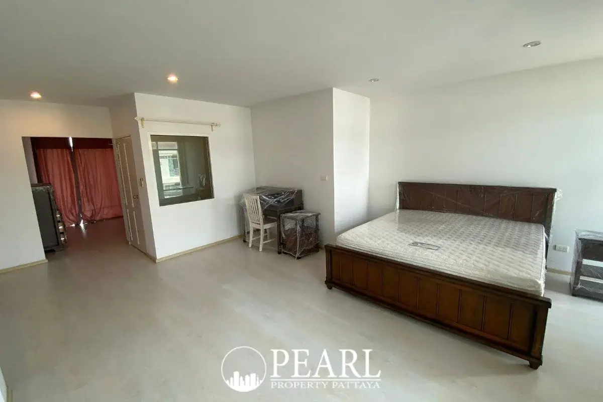 4 Bedroom Townhouse for Sale at The Gallery Condominium master bedroom with ensuite