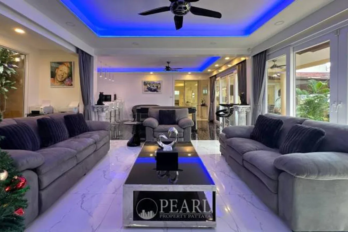 3 Bedroom House for Sale in Chateau Dale master bedroom with ensuite