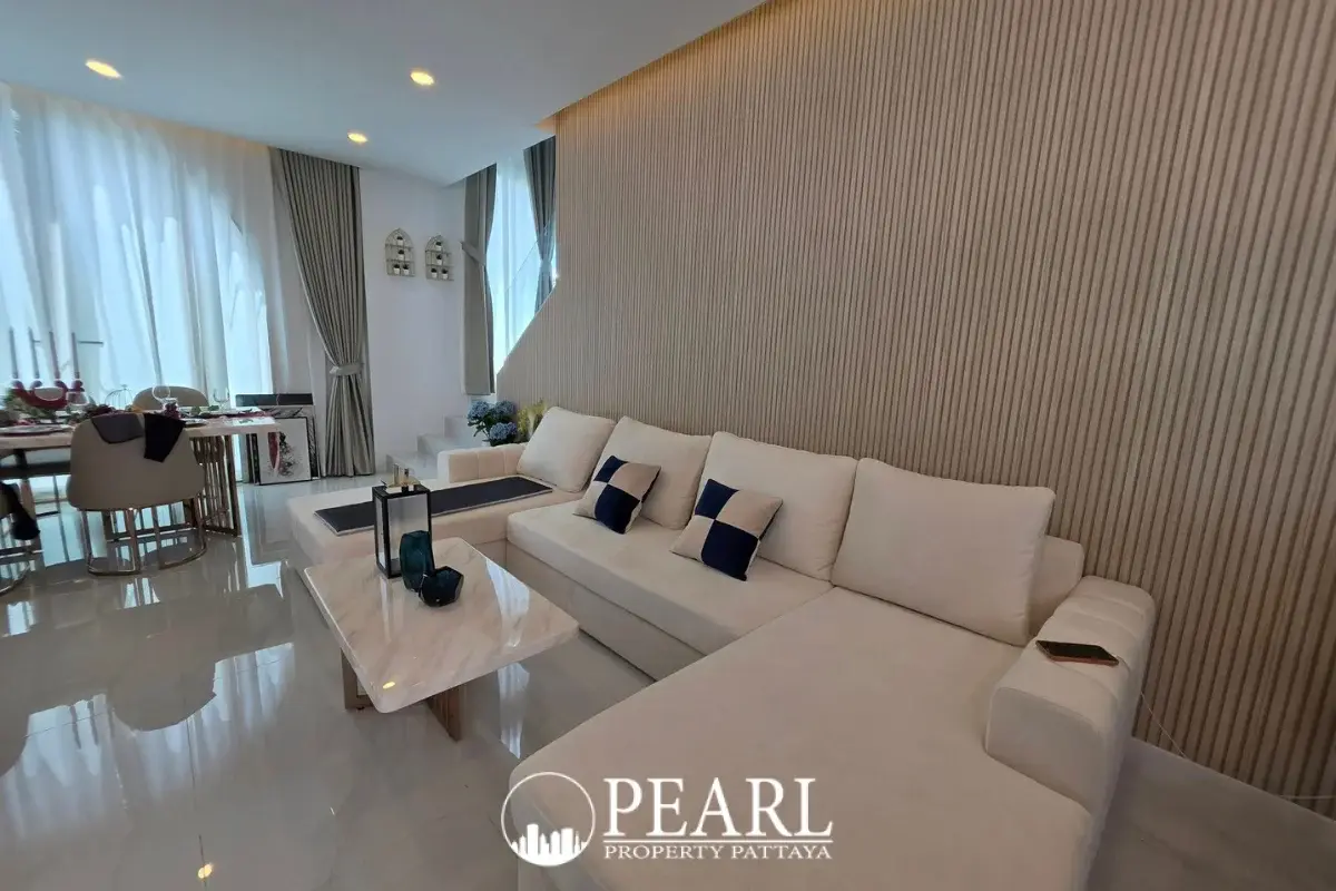 5 Bedroom House for Sale in Grand Breeze Luxury Pool Villas Pattaya master bedroom