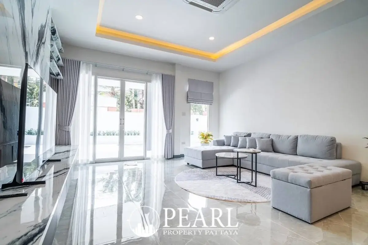 5 Bedroom House for Sale in Central Pattaya master bedroom with ensuite